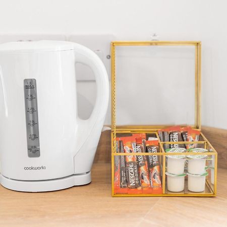 New 2 Bedroom Deluxe Apartment - Parking - Wifi & Netflix - Top Rated - 50C Cradley Heath 외부 사진