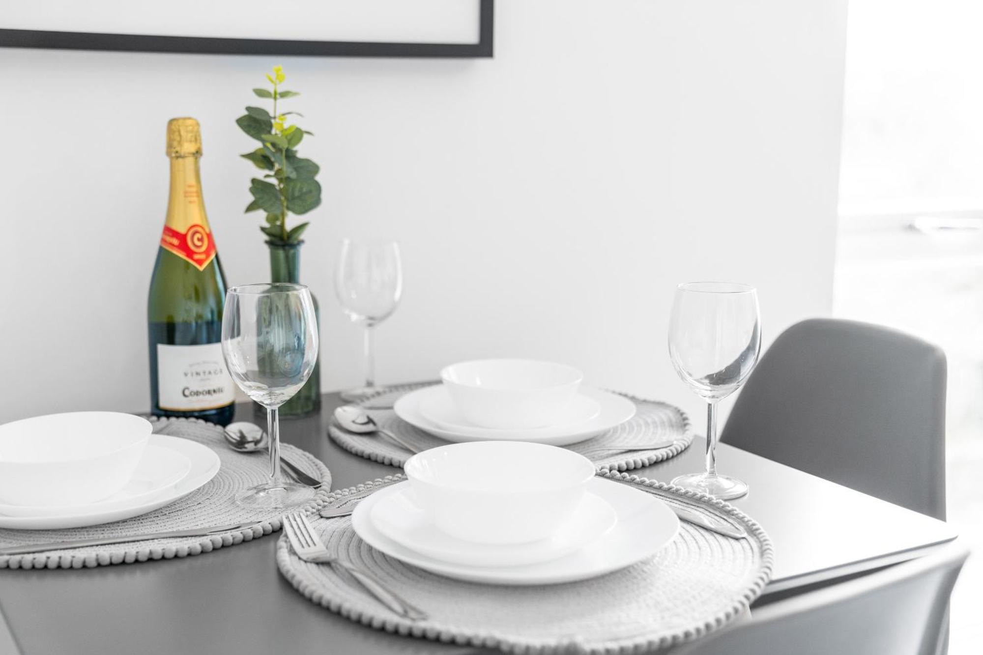 New 2 Bedroom Deluxe Apartment - Parking - Wifi & Netflix - Top Rated - 50C Cradley Heath 외부 사진