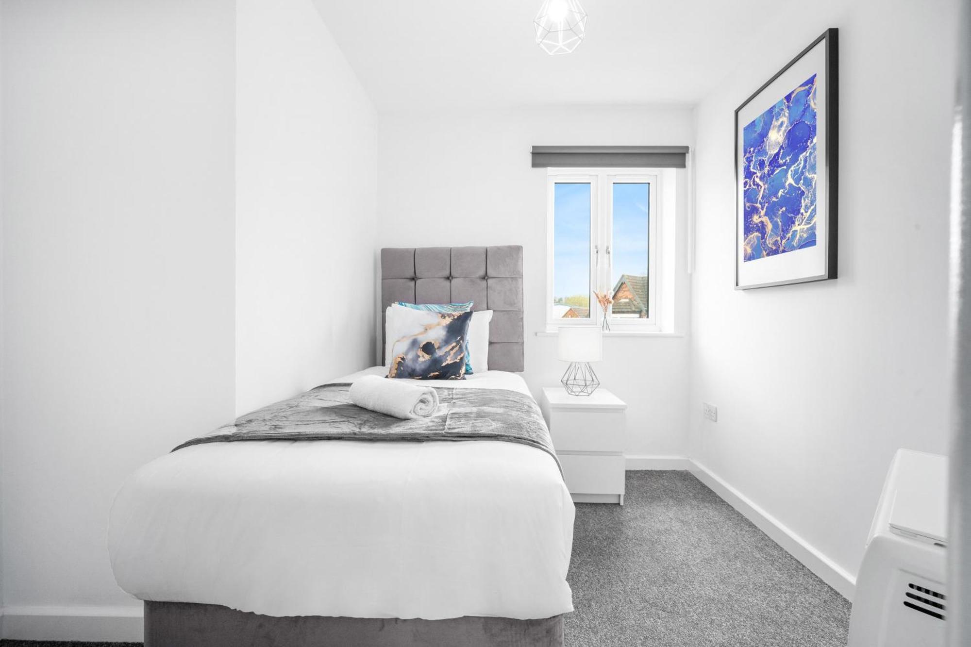 New 2 Bedroom Deluxe Apartment - Parking - Wifi & Netflix - Top Rated - 50C Cradley Heath 외부 사진