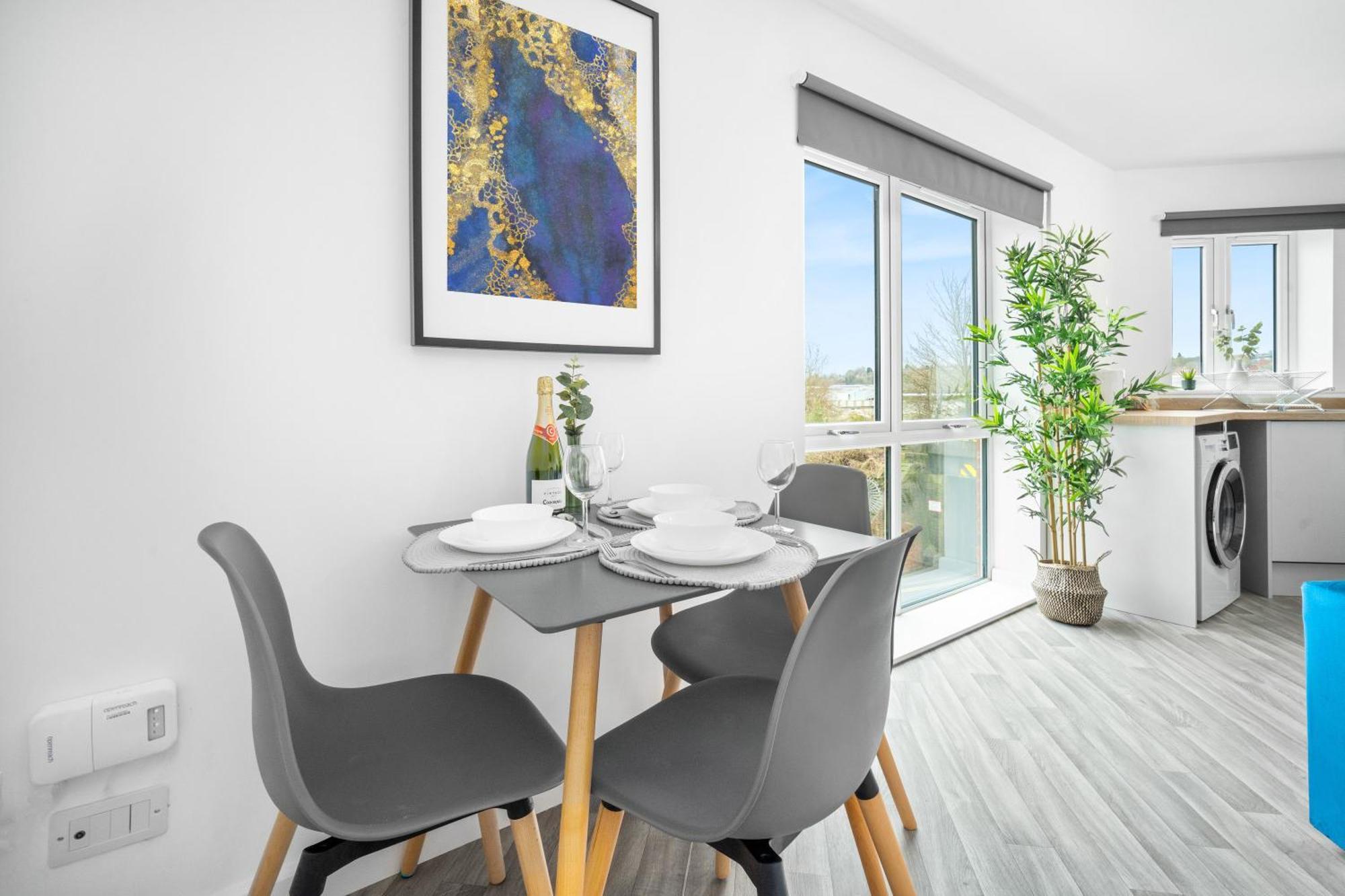 New 2 Bedroom Deluxe Apartment - Parking - Wifi & Netflix - Top Rated - 50C Cradley Heath 외부 사진