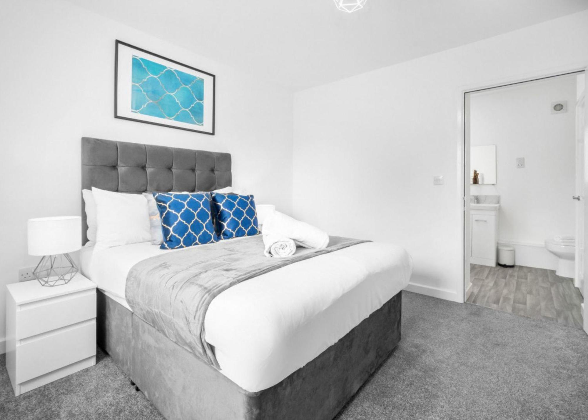 New 2 Bedroom Deluxe Apartment - Parking - Wifi & Netflix - Top Rated - 50C Cradley Heath 외부 사진