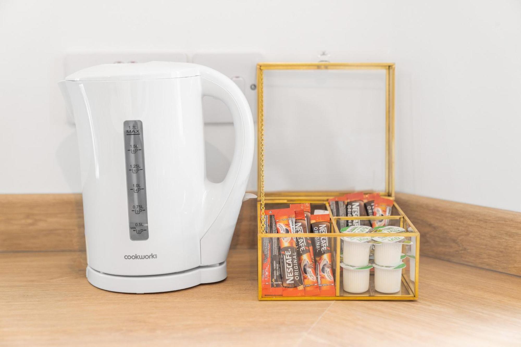 New 2 Bedroom Deluxe Apartment - Parking - Wifi & Netflix - Top Rated - 50C Cradley Heath 외부 사진